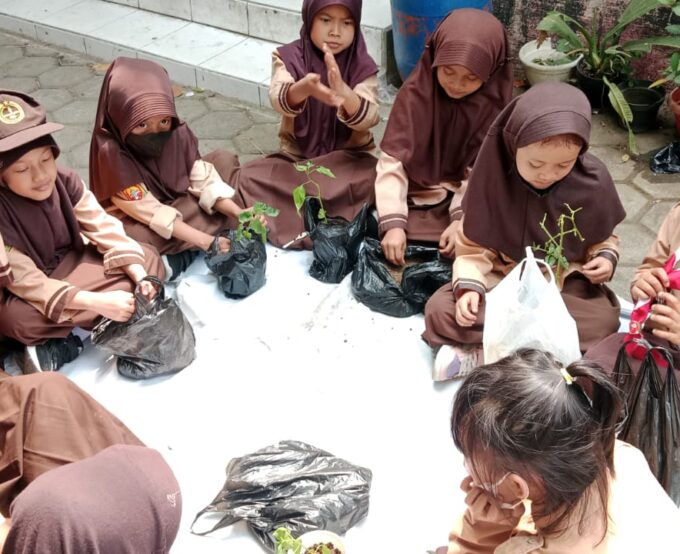 Dukung Instruksi Bupati, SDN Karyawinaya Gelar Gerakan Menanam Cabai Rawit untuk Ketahanan Pangan Sekolah